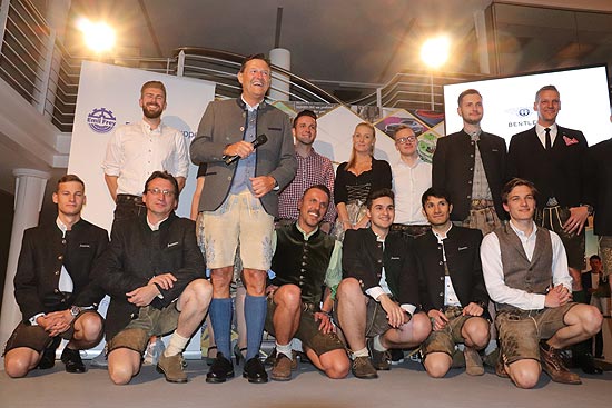 Helmut Zöllner mit seinem 13köpfigen Team dem Motto gerecht in voller Lederhosen-Tracht von Trachten Angermaier auf der Bühne bei Bentley München (©Foto: Martin Schmitz)